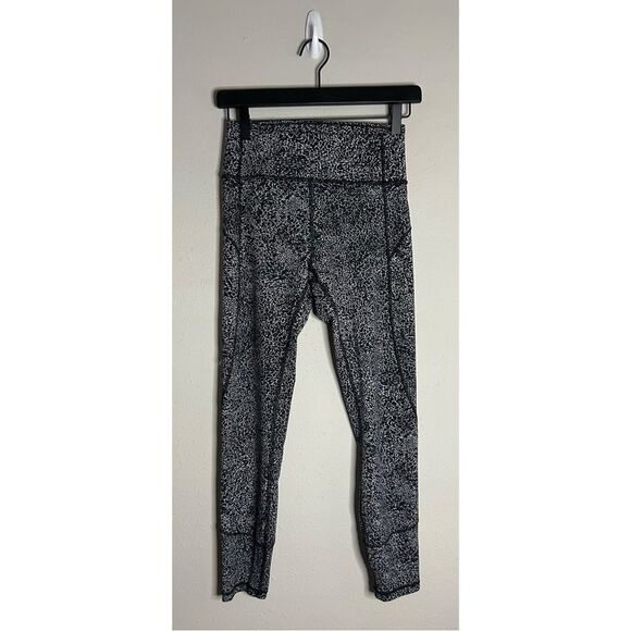 Lululemon In Movement Everlux Tight 25” Size 6 - Picture 4 of 15